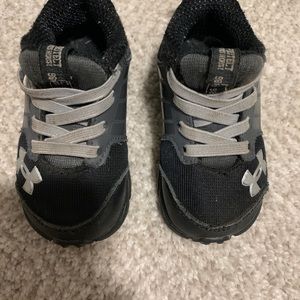 Toddler size 4 under armour sneaker